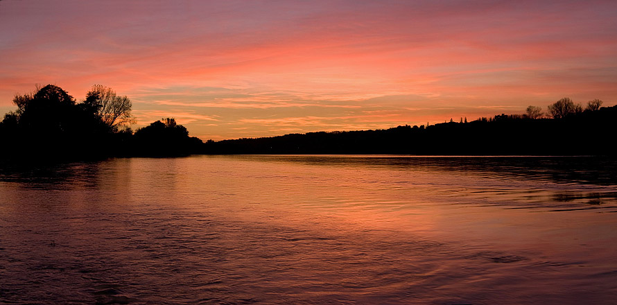 Crépuscule sur le fleuve Crépuscule sur le fleuve