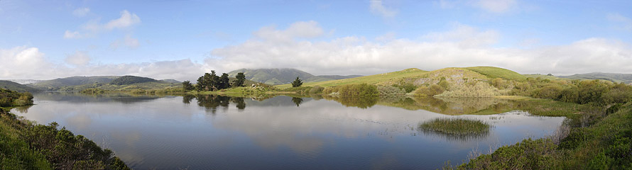 Lac et collines verdoyantes aux environs de Nicasio, Californie Lac et collines verdoyantes aux environs de Nicasio, Californie