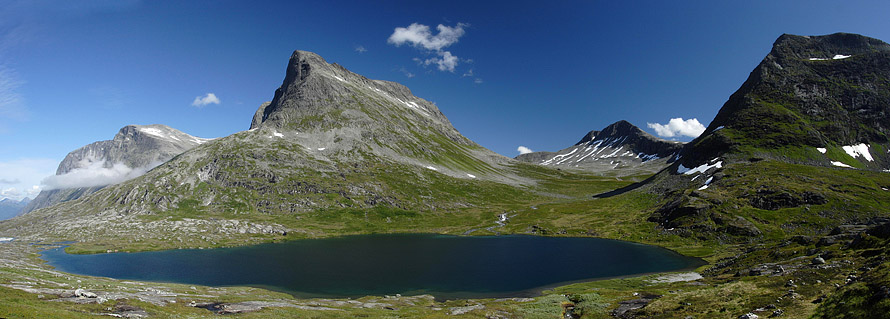 Lac d'altitude dans le pays des Trolls , Norvège Lac d'altitude dans le pays des Trolls , Norvège